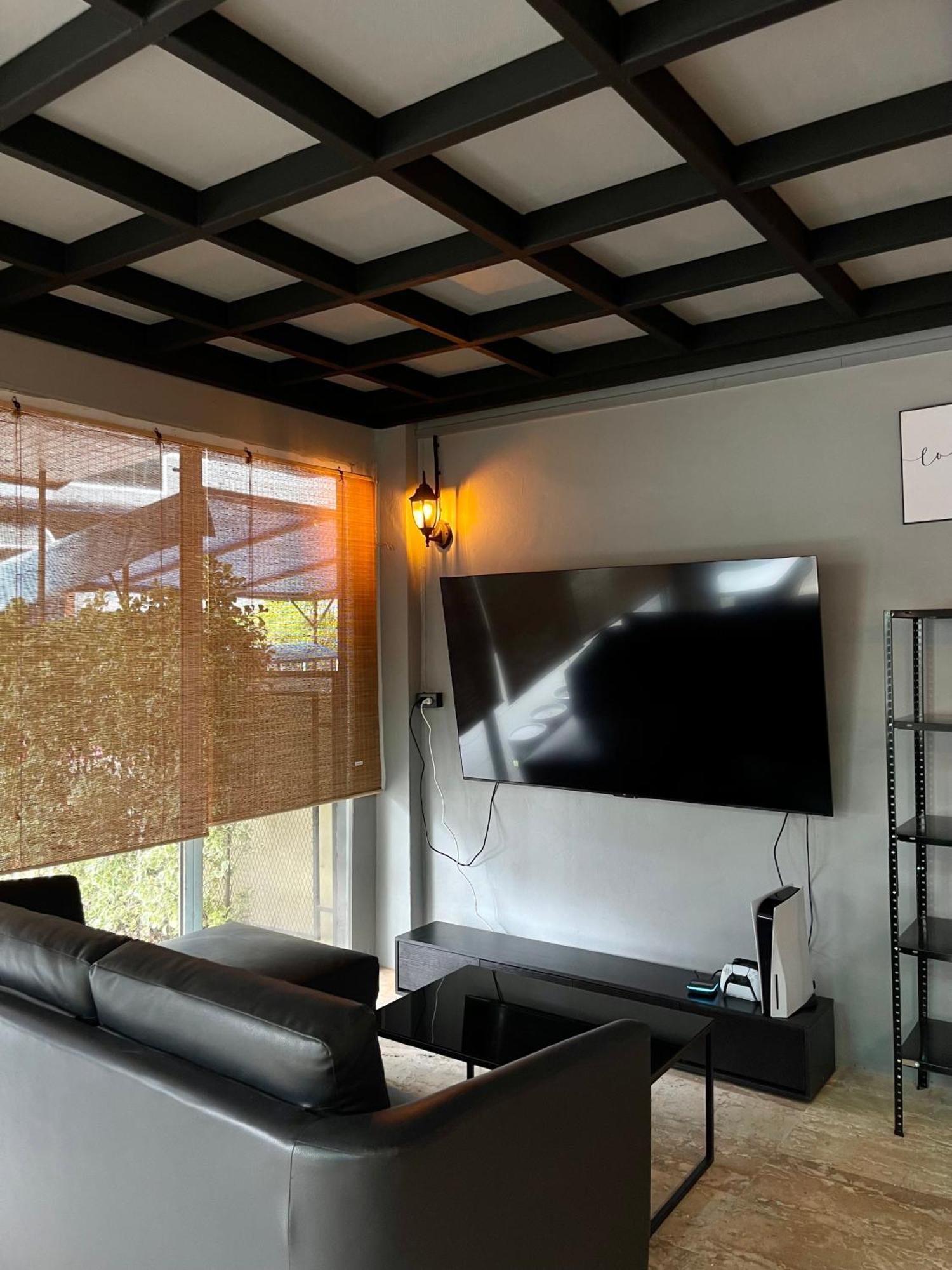 Champagne Hostel & Cafe Pattaya Ngoại thất bức ảnh