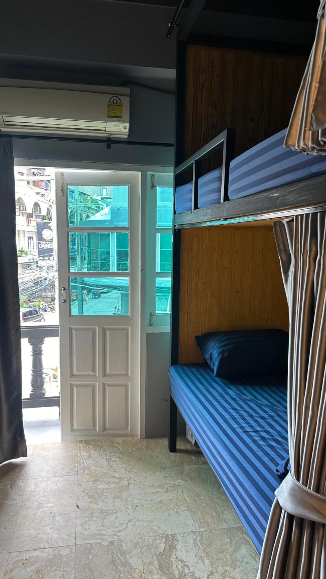 Champagne Hostel & Cafe Pattaya Ngoại thất bức ảnh